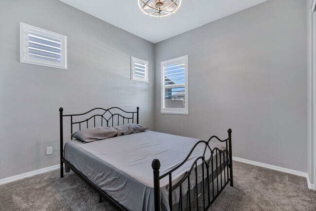 Building Photo - Spacious 5 Bedroom Home for Rent in East Mesa