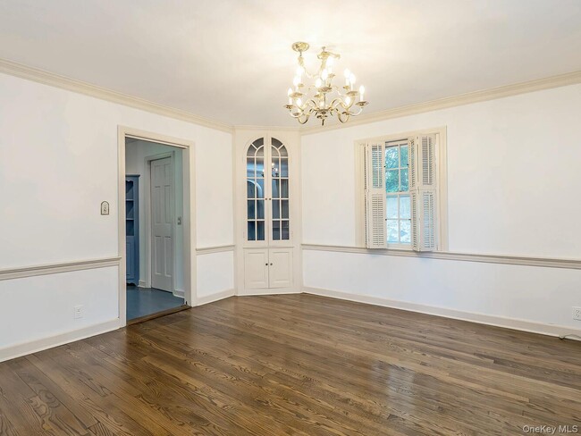 Building Photo - 221 Manhasset Ave