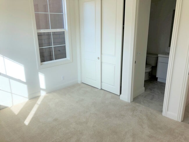 Building Photo - Amazing 5 bedroom home located in desirable Lake Forest community!
