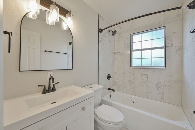 Building Photo - 4013 Mallard Dr