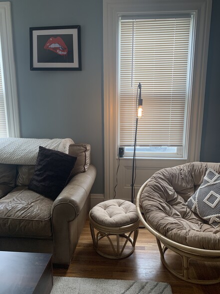 Living Room - 130 Sutton St