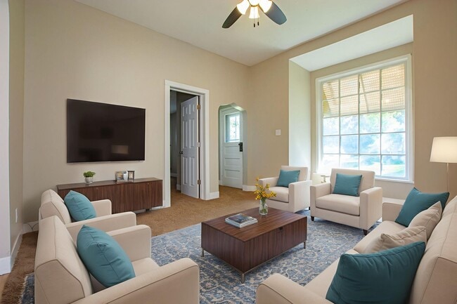 Building Photo - Spacious and CLEAN 2 Bedroom / 1 Bath Home...