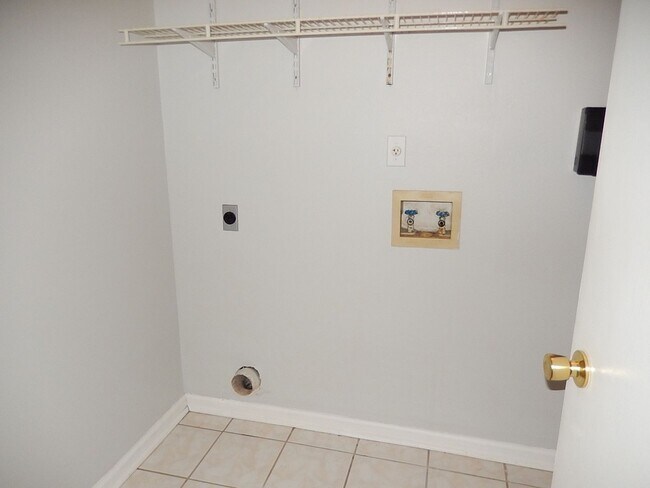 Building Photo - LOVELY & Spacious 3/2 Twn, New Plank Floor...
