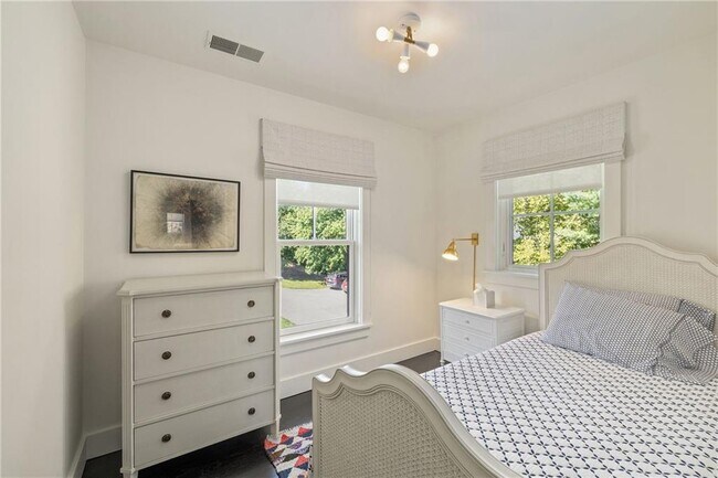 Building Photo - 118 Howland Ave