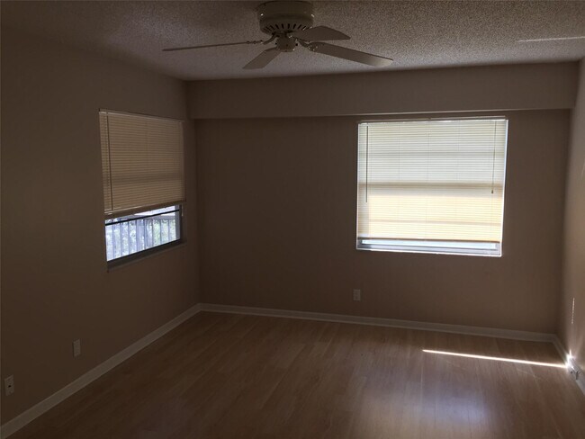 Building Photo - 1100 SW 128th Terrace