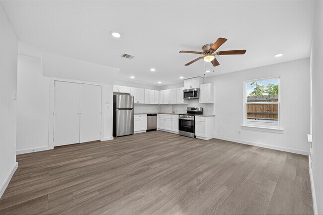 Building Photo - 9405 Madera Rd