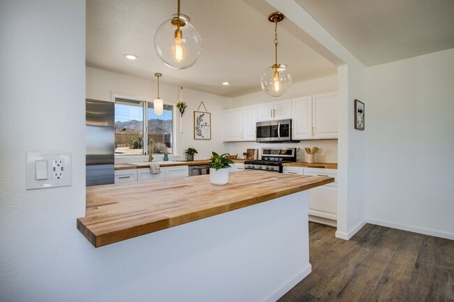 Building Photo - 3 Bedroom, remodeled home in the heart of Joshua Tree