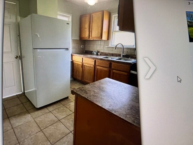 Building Photo - 2122 Sprucewood Ave