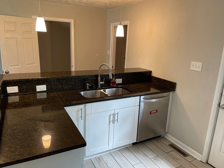 Building Photo - 1503 Ellington Sq