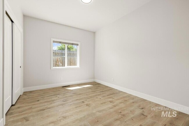 Building Photo - 10494 W Shields Ave