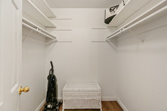 Building Photo - short term rental in the loop