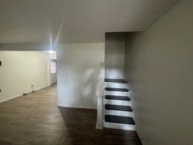 Building Photo - 2472 Warren Pkwy