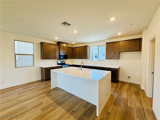 Building Photo - 1544 Little Penguin St