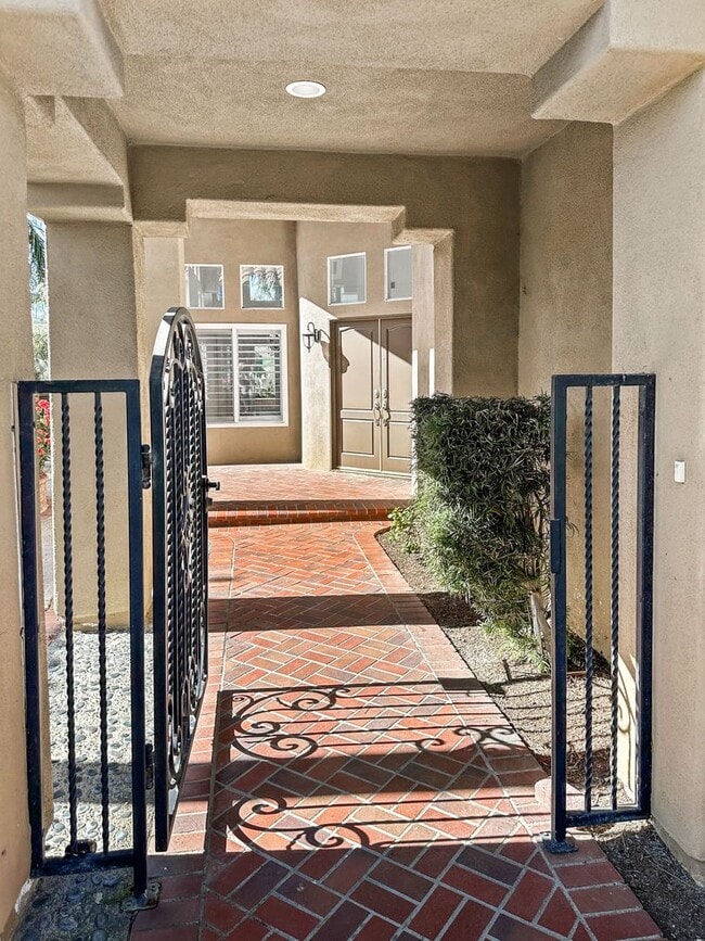 Building Photo - Beautiful Marina Hills Home!
