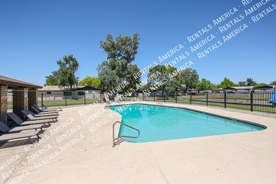 Building Photo - 3333 S Parkside Dr