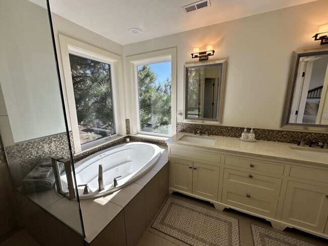 Building Photo - Large Furnished home on Awbrey Butte