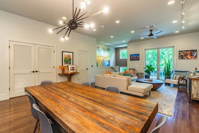 Building Photo - 206 E Live Oak St