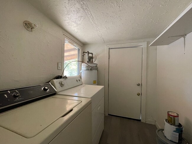 Building Photo - East Sac Bungalow Available!