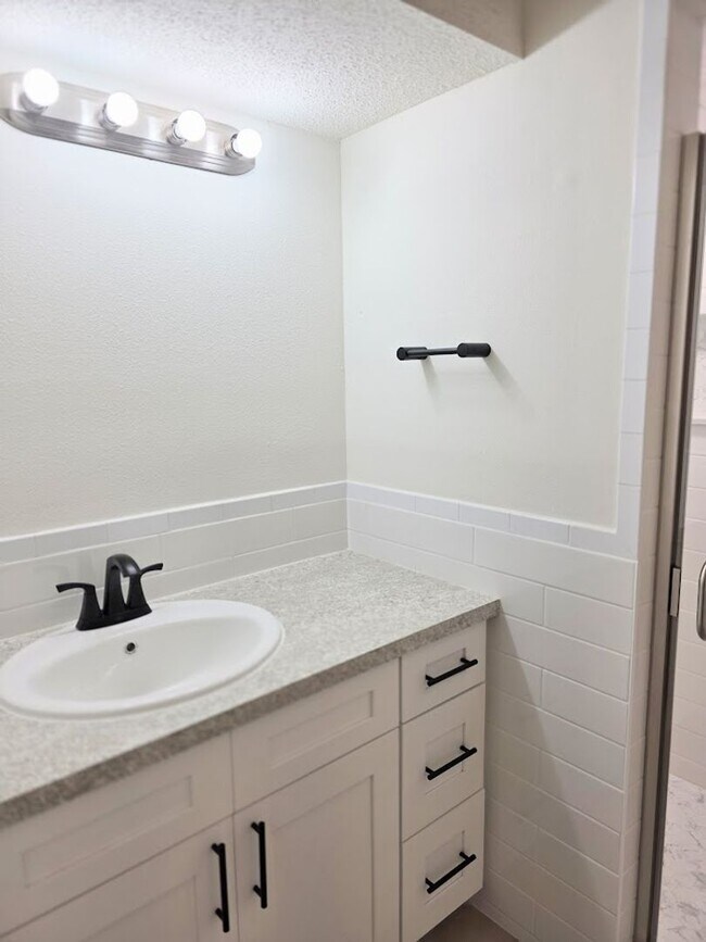 Building Photo - 2 bedroom, 2 bath condo in "The Islands"