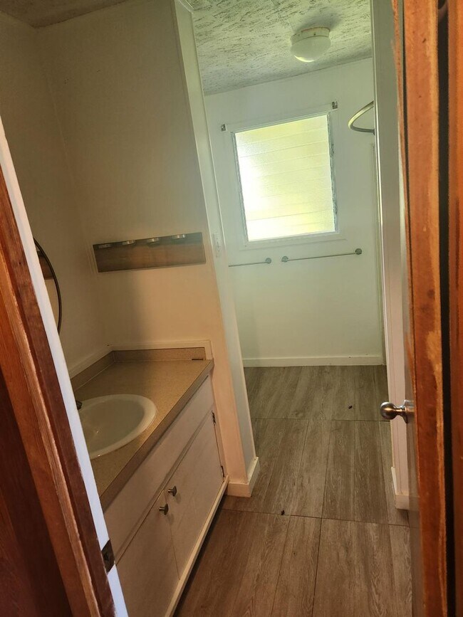 Building Photo - 3 Bedroom, 2 Bath Home in Hilo