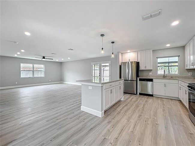 Building Photo - 8676 Hillside Dr