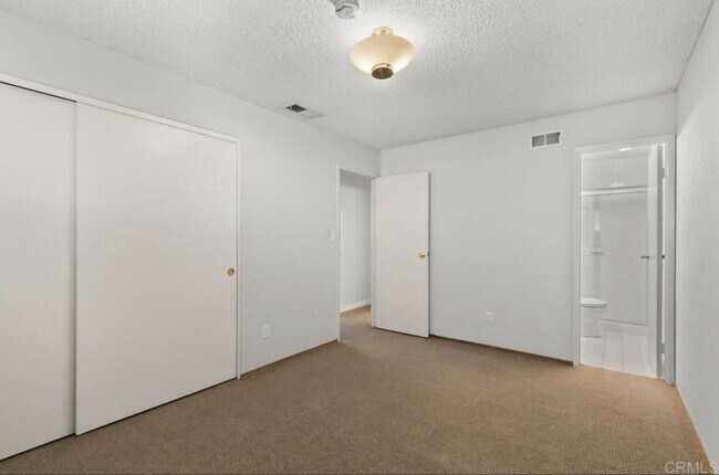 Building Photo - 3 bedroom, 3 bath home in the heart of San...