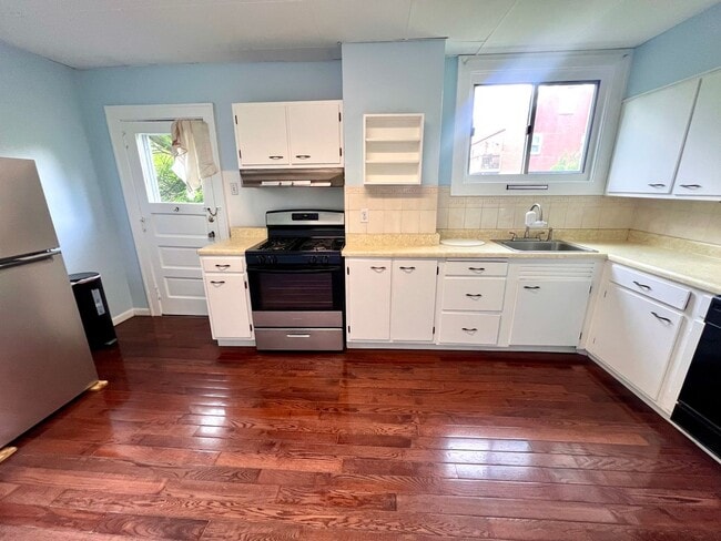 Building Photo - Spacious Home - 3 bedroom 1 bath - Squirre...