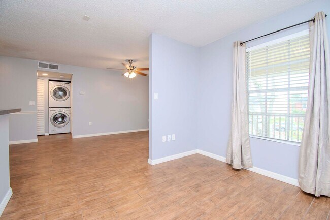 Building Photo - 1/1 Den Upgraded in Brandon in walking dis...
