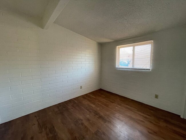 Building Photo - Central 2 bedroom 1 bath unit with Fenced ...