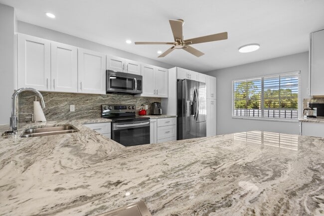 Building Photo - Sapphire lakes - 2 bedroom fully furnished condo