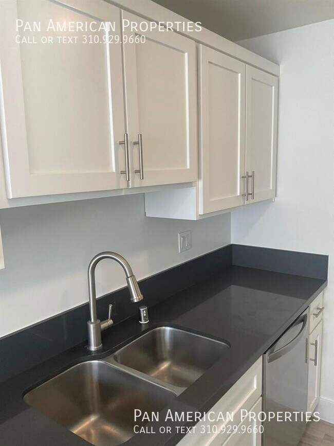 Building Photo - 5136 E Livingston Dr