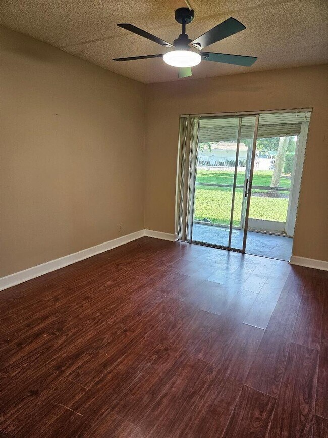 Building Photo - 300 Village Green Cir S