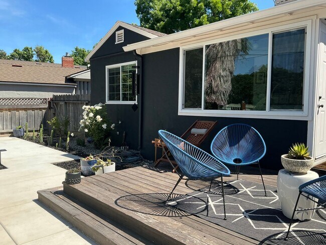 Building Photo - Charming 2 Bedroom Home with Studio/Office...