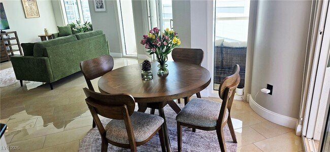 Building Photo - 2747 Paradise Rd