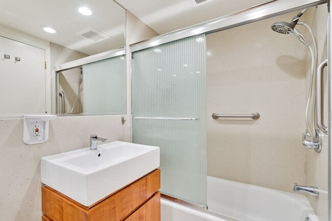 Building Photo - Top floor 2 Bed 2 Bath Condo in Los Altos!