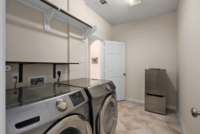 Building Photo - 4803 Ladona Ct