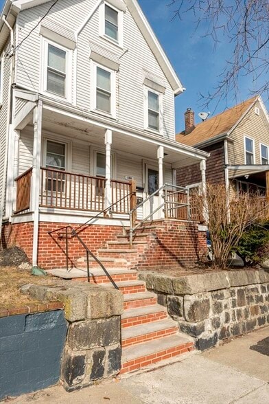 Building Photo - 108 Byron St