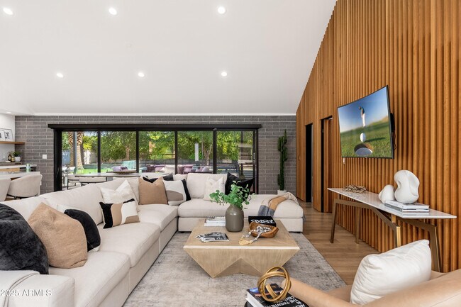 Building Photo - 4421 E Earll Dr