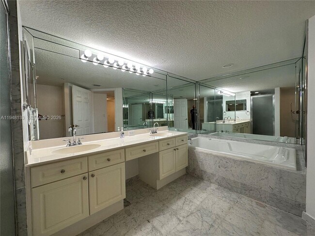 Building Photo - 17275 Collins Ave