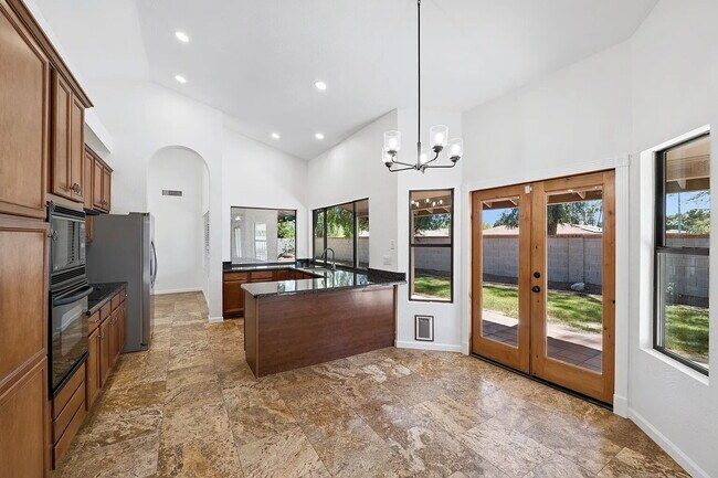Building Photo - SPARKLING PRIVATE POOL, BEAUTIFUL HOME, UNBEATABLE LOCATION!