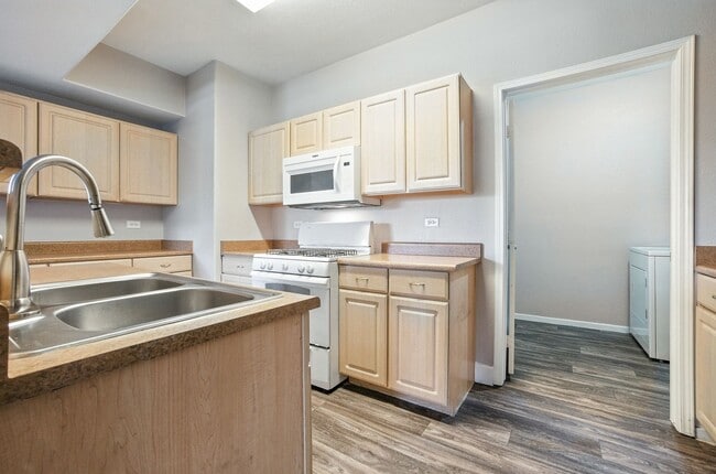 Building Photo - Northwest Condo with Modern Finishes & Gre...