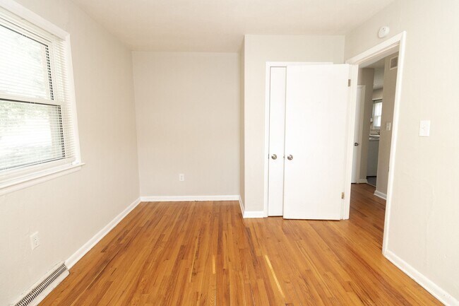 Building Photo - 2804 Isherwood Dr