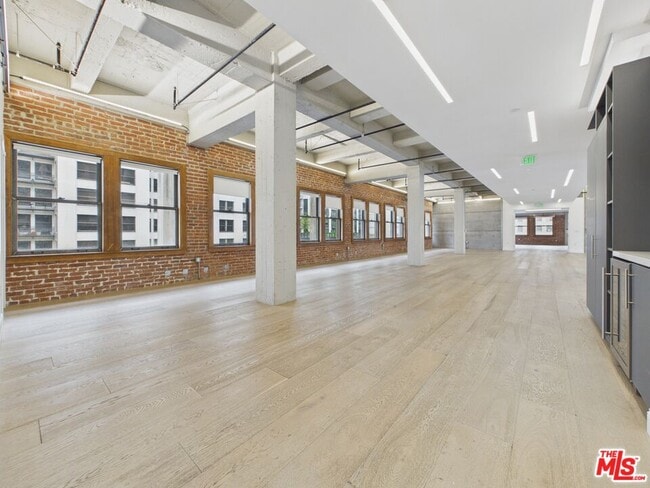 Building Photo - 808 S Broadway