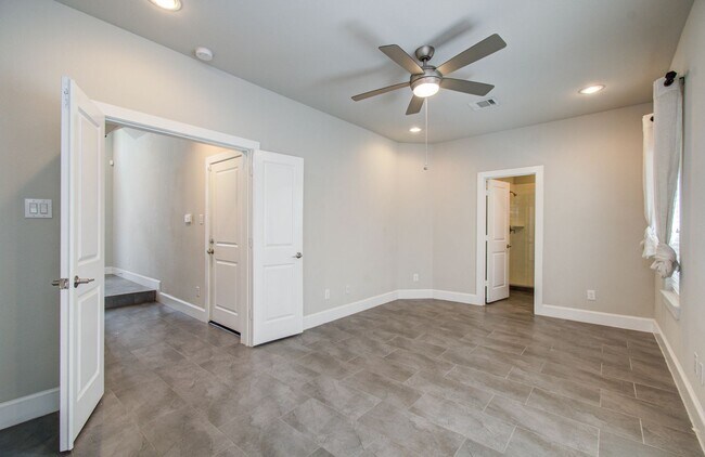 Building Photo - Beautiful 3-story House In the Heart of Ho...