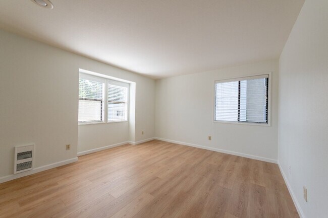 Building Photo - 2bd/1.75ba Kirkland Condo