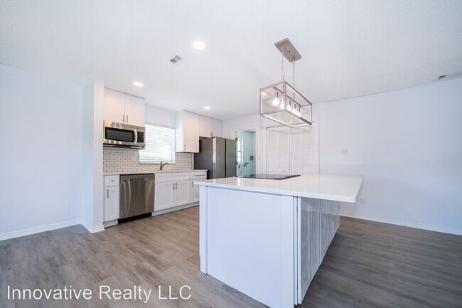 Building Photo - 3 br, 2 bath House - 15 Wisteria Dr.