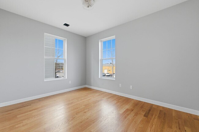 Building Photo - 19 Simon St