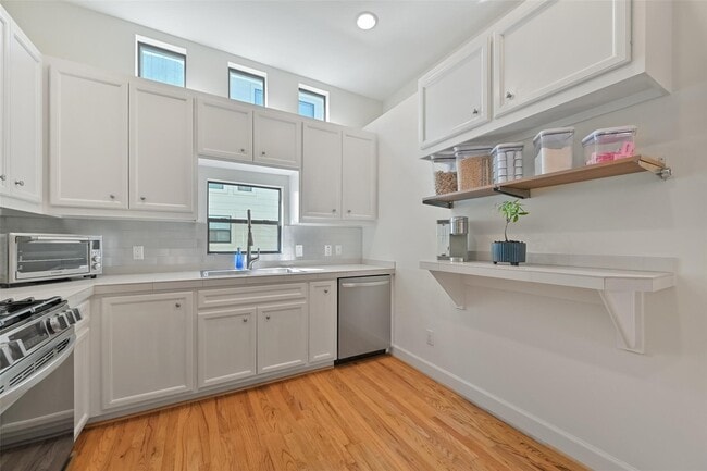 Building Photo - 8715 Meadowcroft Dr