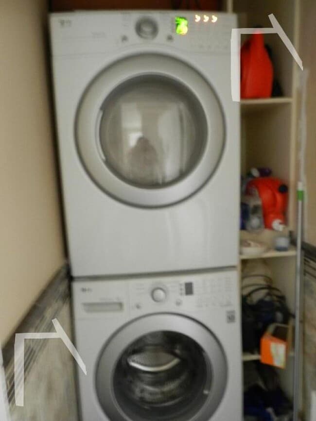 Building Photo - No Brokers Fee, No Security Deposit, In Unit Washer/Dryer, Pets friendly, Parking Included, Centr...