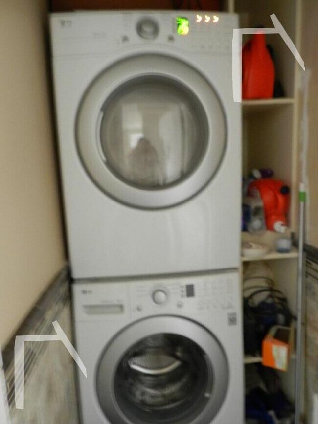 Building Photo - No Brokers Fee, No Security Deposit, Luxury Finishes, Sauna, Central Heat/AC, In-Unit Washer and ...